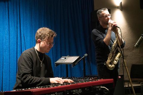 Sascha Stiehler (links) an Synthesizer und Piano sowie Antonio Lucaciu am Saxofon brillierten am Samstag mit Jazz, Rap und Klub-Sound beim ausverkauften "Forum Kultur"-Konzert. Foto: Arne Schumacher 