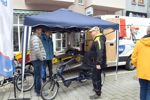Interesse zeigen einige Besucher an den Lastenfahrrädern der Marke Draisin. Wolfgang Dittrich (links) gibt Auskunft.