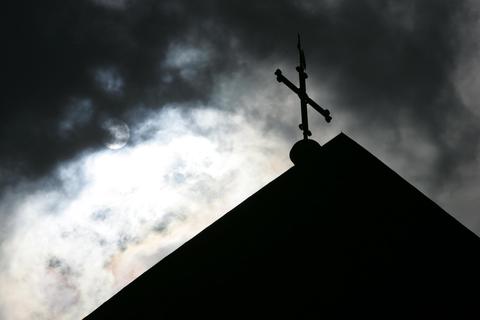 Dunkel schaut es aus für die katholische Kirche nach zahlreichen Skandalen, viele Gläubige sehnen sich nach Reformen. Symbolfoto: dpa
