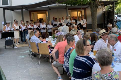 Das Thema „Frieden“ dominierte das Serenadenkonzert des Hambacher Gesangvereins Liederkranz (hier: der gemischte Chor) auf dem Dorfplatz des Stadtteils. Foto: Ingo Grabarek