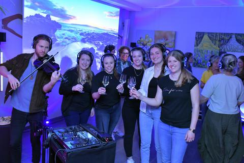 Geiger Luke Traveltone sowie die Vinas-Frauen Anja Antes-Breit, Selin Mitsch, Lara Lesch, Anna Schuster und Caroline Kolb (von links). Foto: Dagmar Jährling