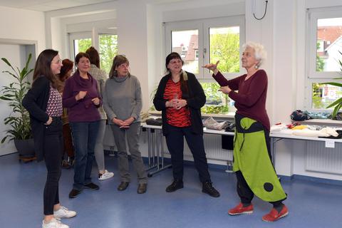 Lockere Atmosphäre herrscht in der Karlstraße, wenn sich Frauen zum Ladies Talk treffen. Elisabeth Eckstein (rechts) hat eine neue Hose für die Gartenarbeit gefunden. Dagmar Jährling