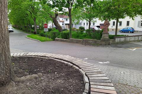 Die Liebigstraße zieren Bäume und Bänke entlang des Stadtbachs. Danach böte eine Rundbank Richtung Heppenheimer Innenstadt die Möglichkeit für Ruhe und Geselligkeit.