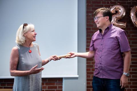 Schulleiterwechsel: Petra Röhrig übergibt den symbolischen Staffelstab an ihren bisherigen Stellvertreter Tobias Diehl. Foto: Sascha Lotz