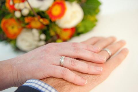Von Goldener Hochzeit bis Kronjuwelenhochzeit: Die Glückwünsche der Stadt zu den besonderen Alters- und Ehejubiläen werden durch Vertreter des Magistrats überbracht. Symbolfoto: dpa