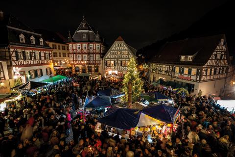 Das weihnachtliche Bild des Heppenheimer Nikolausmarktes ist als Erkennungsmerkmal auf alle 3500 Kalendern aufgedruckt.