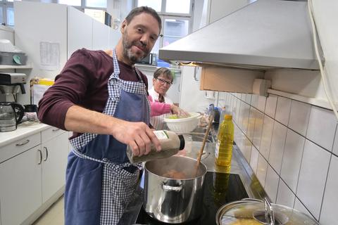 Jürgen Göttert kocht zusammen mit Roswitha Lange in „Annie’s Suppenküche” in Heppenheim.