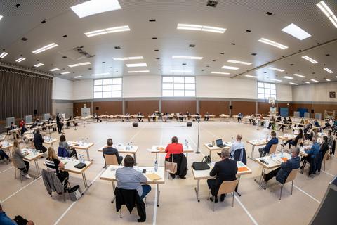 In der Erbacher Mehrzweckhalle hat sich das Heppenheimer Stadtparlament zur konstituierenden Sitzung getroffen. Foto: Sascha Lotz