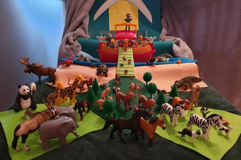 Die Arche Noah (hier dargestellt von Lea Guthier) war das Lieblingsmotiv beim Wettbewerb „Meine liebste Bibelgeschichte – gebaut mit Playmobil oder Lego“. Foto: Evangelisches Dekanat Bergstraße