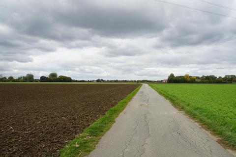 Der parallel zur B460 verlaufende Radweg von Heppenheim nach Lorsch wird saniert. Im Hintergrund rechts ist der Rhenania-Hof zu sehen, der sich noch auf Heppenheimer Gemarkung befindet.