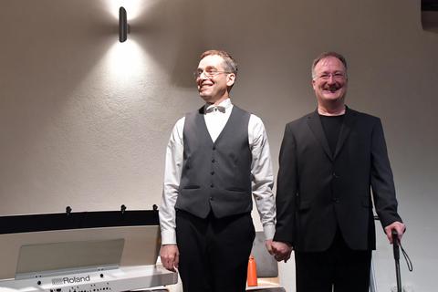 Im Marstall bekommt das Künstlerduo „Dillmann Kaufhold“ viel Applaus. Die beiden tragen Werke der Komponisten Georg Kreisler, Hermann Leopoldi und Paul Dessau vor. © Dagmar Jährling