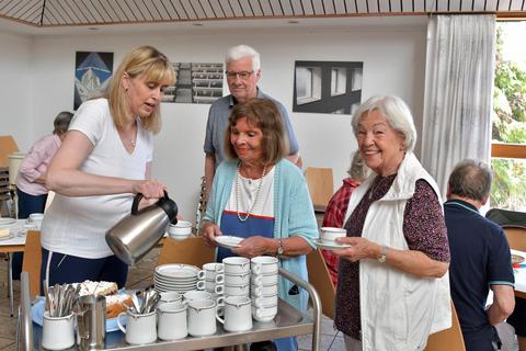 Im Haus Dornbusch stärken sich die Senioren erst einmal mit Kaffee und Kuchen. Daniela Ahl schenkt ein. Foto: Dagmar Jährling