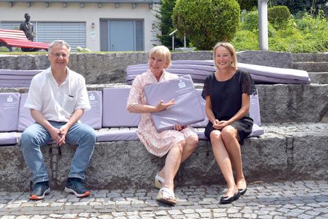 Probesitzen auf den neuen Polstern: Festspiel-Intendantin Iris Stromberger (Mitte) mit Andrea Helm von der Sparkassenstiftung Starkenburg und dem Heppenheimer Bürgermeister Rainer Burelbach. Foto: Dagmar Jährling