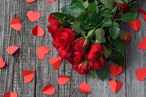 Rote Rosen als Zeichen der Liebe zum Valentinstag. Symbolfoto: adonyig / pixabay