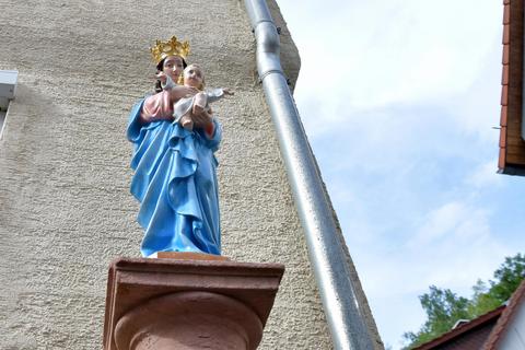 Seit mehr als hundert Jahren hat die „Steinbacher Madonna“ ihren Platz am Haus Hambacher Tal 110. Nun wurde die Figur restauriert. Foto: Dagmar Jährling