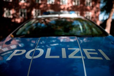 Das Duo ist mit einem silberfarbenen VW Touran geflohen. Symbolfoto: dpa 