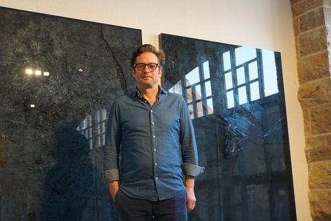 Magische Wirkung unter Acrylglas: Felix Schramm vor zwei seiner Werke, die im Heppenheimer Museum zu sehen sind. Foto: Jürgen Reinhardt