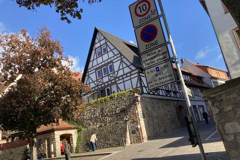 Am Eingang der Kellereigasse weisen Schilder darauf hin, wo und wann parken erlaubt ist. Doch immer wieder werden diese übersehen - oder mit Absicht missachtet.