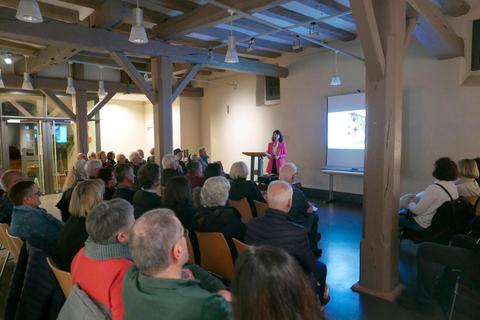 Die Ingolstädter Museumsdirektorin Theres Rohde beeindruckte bei ihrem Vortrag im Heppenheimer Marstall mit Fachkompetenz und der passenden Portion Humor samt Selbstironie. © Stadt Heppenheim