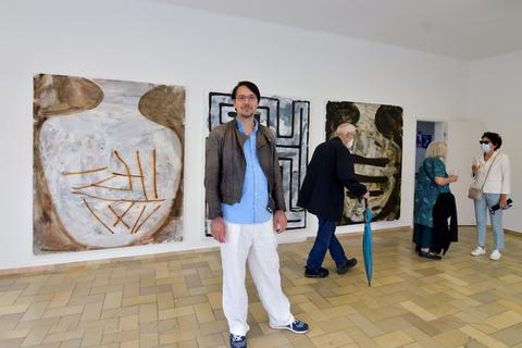 Josef Zekoff präsentiert großformatige Malereien in Heppenheim. Als Motive wählt er oft Gefäße wie etwa Vasen. Foto: Dagmar Jährling