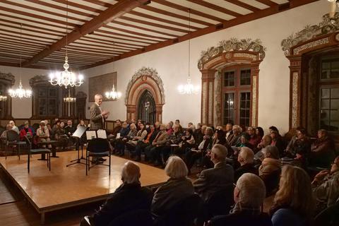Martin Fraune von Forum Kultur begrüßt die Zuhörer zum ersten Kammerkonzert im renovierten Kurfürstensaal. © Lutz Igiel