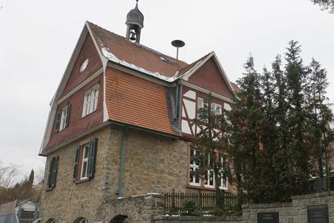 Die Sirene für Heppenheims Stadtteil Erbach auf dem Dach der alten Schule zieht auf den Dorfplatz und einen 17 Meter hohen Mast um. © Jürgen Reinhardt