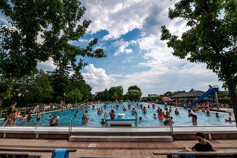 An ein volles Schwimmbad wie im Sommer 2019 müssen sich viele Heppenheimer wohl erst wieder gewöhnen. Archivfoto: Sascha Lotz