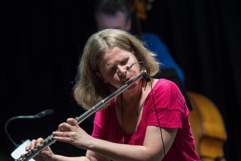 Ein für den Jazz eher ungewöhnliches Instrument sorgt für den besonderen Effekt: Stephanie Wagner entlockt ihrer Flöte ganz neue Töne. Foto: Sascha Lotz  Foto: Sascha Lotz