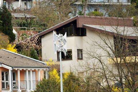Die Stadt Heppenheim und ihre Feuerwehren erneuern die Sirenen. Zu den modernen Alarm-Meldern zählt dieser Mast Ecke Brentanostraße und Sonderbacher Straße im Stadtteil Kirschhausen.