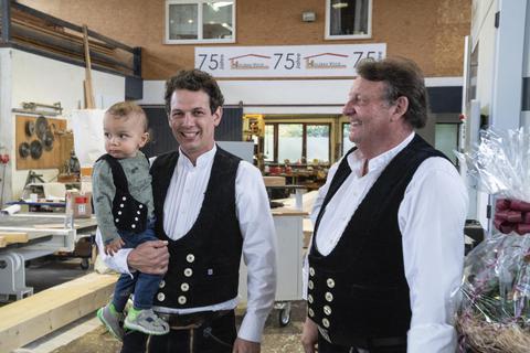 Die nächste Generation steht bereit: Stefan Vock mit Sohn Simon und Vater Volker. Foto: Arne Schumacher