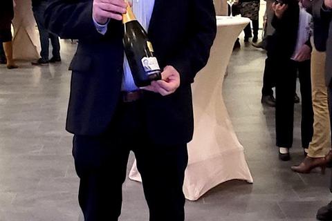 Mit etlichen Flaschen Sekt und Wein wird Gerhard Weiß der Abschied vom Amt des Kellermeisters versüßt. © Astrid Wagner