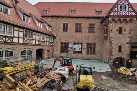 Die Betonarbeiten im Kurmainzer Amtshof sind weitgehend abgeschlossen. Die Eröffnung des modernen Kulturzentrums in historischen Gemäuern wird jedoch erst im Jahr 2023 erfolgen.