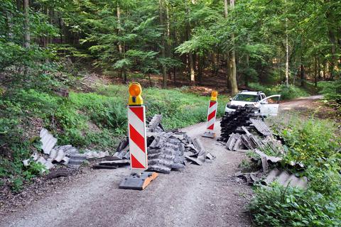 Umweltfrevel: Am Kellersberg auf der Guldenklinger Höhe wurde Eternit mitten auf einem Waldweg abgeladen.