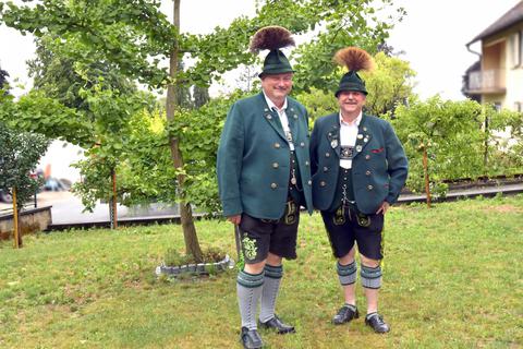 Festleiter Jürgen Merz (links) und Vorsitzender Volker Biereder posieren in Tracht. Dagmar Jährling