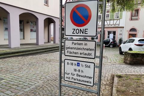 In der Heppenheimer Altstadt gibt es klare Regeln. Das Parken in der Zeit von 18 bis 8 Uhr ist beispielsweise nur den Bewohnern des historischen Zentrums gestattet – vorausgesetzt, sie verfügen über einen gültigen Parkausweis.
