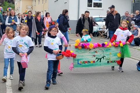 Mit ihren schicken Shirts liefen die Mädchen und Jungen des Hambacher Kindergartens Löwenzahn die ganze Strecke zu Fuß durch Hambach. Foto: Astrid Wagner
