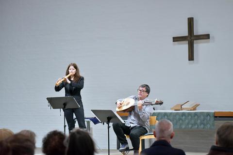 Als habe Johann Sebastian Bach seine Stücke genau für diese Besetzung geschrieben: Dorothee Oberlinger und Edin Karamasov machen Originalfassungen vergessen. Foto: Dagmar Jährling