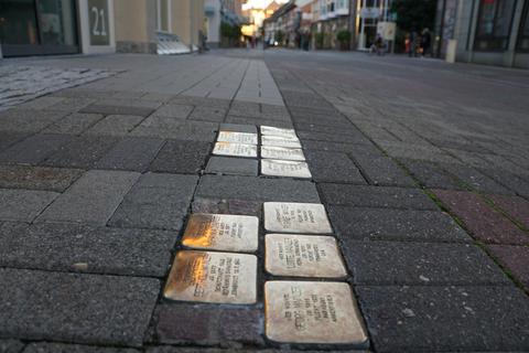 Die Stolpersteine vor dem Stadthaus in Heppenheims Fußgängerzone erinnern an die früheren Besitzer der Immobilie, die jüdische Familie Mainzer. Foto: Jürgen Reinhardt