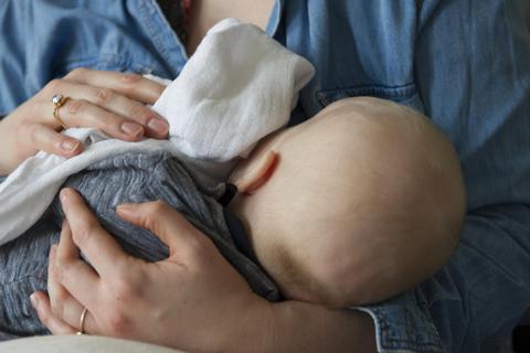 Auf die intensive Bindung zwischen Mutter und Neugeborenem wird in der Kreisklinik in Heppenheim geachtet. © Archivfoto: dpa