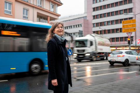 Am "Postknoten, wo sich die Bundesstraßen 3 und 460 kreuzen, wünscht sich Ulrike Janßen, Spitzenkandidatin der WG LIZ, einen "urbanen Platz" anstelle eines Verkehrsknotenpunktes. Foto: Sascha Lotz 