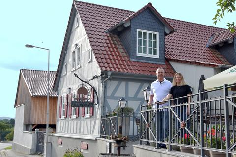 Der "Vetters Hof" in Heppenheim-Mittershausen: Inhaber Bernd Vetter mit Tochter Kathrin Vetter auf der Biergarten-Terrasse.