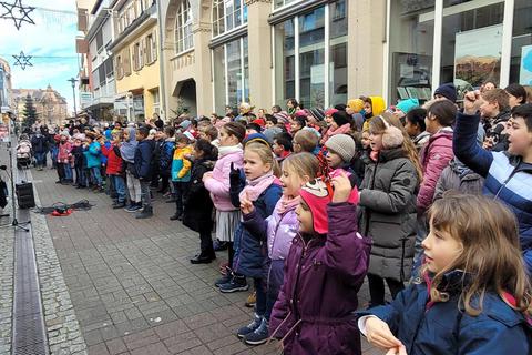 Mit fröhlichem Gesang haben Kinder in der Fußgängerzone Eltern und Passanten eine Freude bereitet. Foto: Astrid Wagner