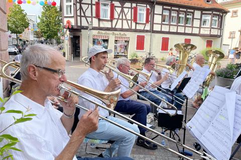 Oft kämpfen Blasorchester mit einem „Dicke-Backen-Musik“-Image: Die Stadtkapelle Heppenheim, hier zu sehen vor dem alten Rathaus in Lorsch, widerlegt dieses Klischee. Foto: Stadtkapelle