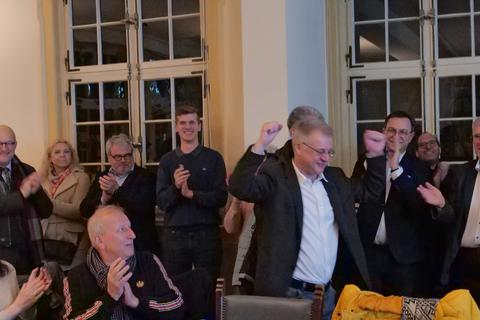 Mit doppelt gereckter Faust bejubelte der alte und neue Bürgermeister Heppenheims, Rainer Burelbach (CDU), im Rathaus den klaren Wahlerfolg.