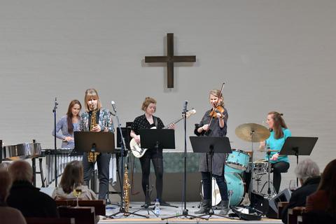 Die „Mothers in Jazz international“ sind in der evangelischen Christuskirche aufgetreten. Die Premiere dieser besonderen Formation hat überzeugt. Foto: Dagmar Jährling