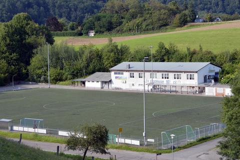 Die Fußballer des SV Kirschhausen spielen auf Kunstrasen. Dieser ist im nächsten Jahr zur Wartung fällig. Das Granulat soll durch Kork ersetzt werden. Foto: Dagmar Jährling