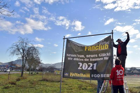 Der Vettel-Fanclub ist auf die neue Saison vorbereitet: Das Banner am Europaplatz ist bereits fertig. Foto: Dagmar Jährling