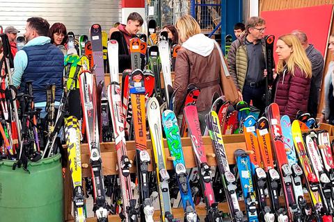 Eine große Auswahl an Skiern und anderer Ausrüstung wird verkauft. © Astrid Wagner