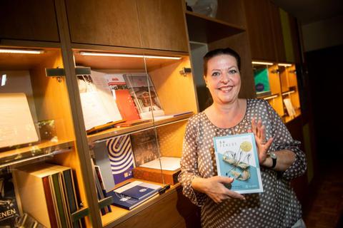 Petra Schaberger präsentiert den neuen Geschichten-Sammelband für einen guten Zweck. Foto: Sascha Lotz  Foto: Sascha Lotz