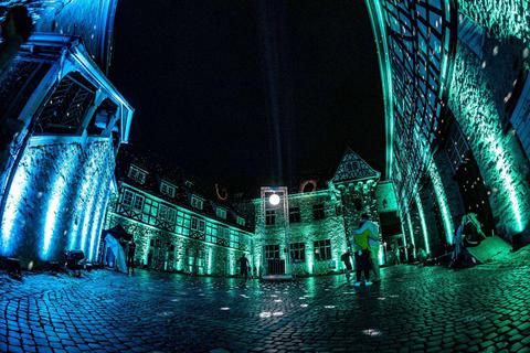 Der Amtshof in Blau-Grün: Bei den meisten Heppenheimern kommt das Lichtspektakel „Bergstraße leuchtet“ gut an. Foto: Sascha Lotz